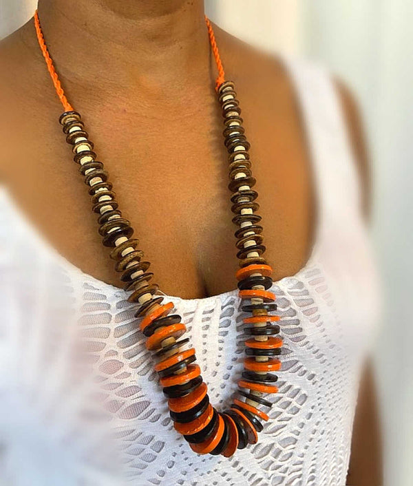 collier femme marron et orange, en bois de coco et résine, artisanal, indonesien, cadeau sri-shop.com