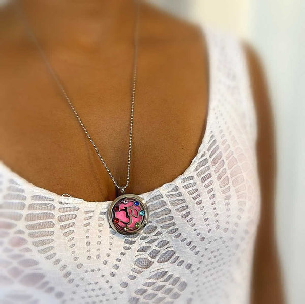 collier avec médaillon Om et 7 pierres de chakras, diffuseur de parfum et huile essentielle, boutique sri-shop.com